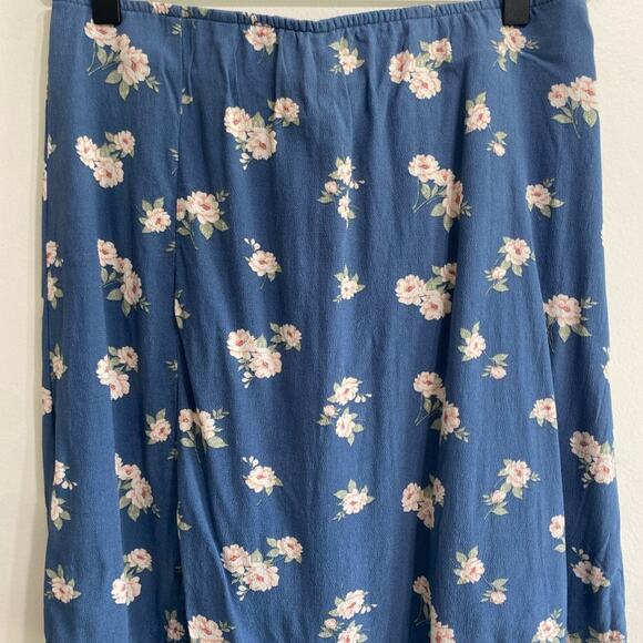 American Eagle Floral Mini Skirt - Size Small - Trendy & Chic - Picture 3 of 9
